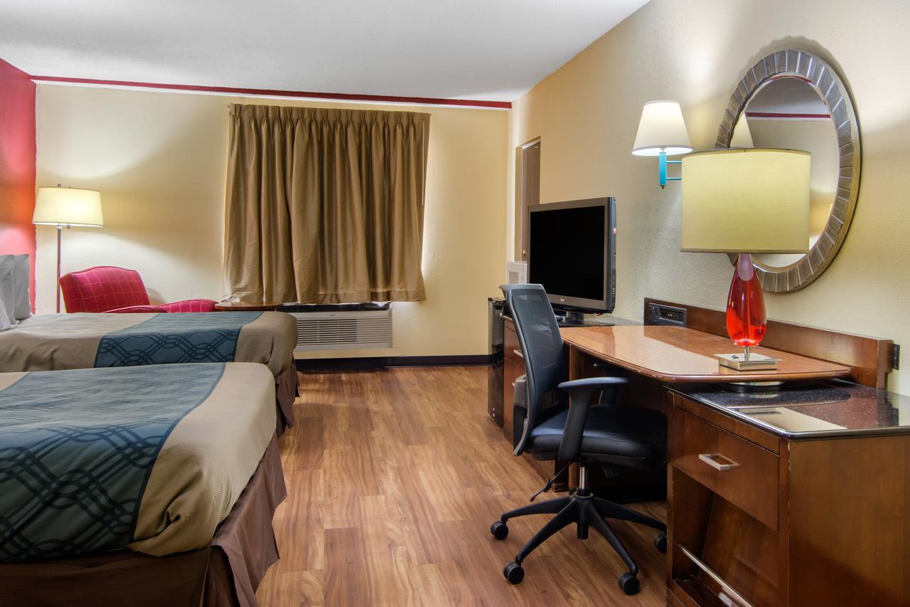 Travelodge By Wyndham Forsyth Exteriör bild